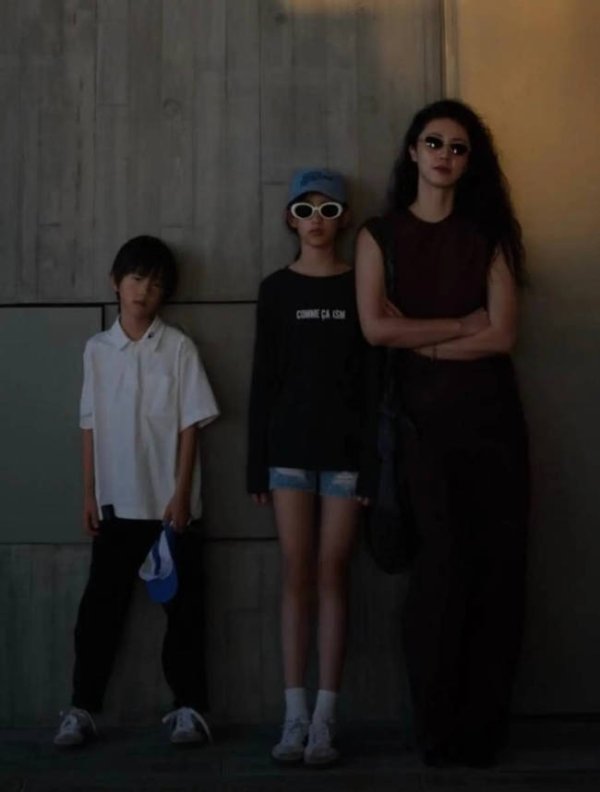 点点策略网 孙莉晒一家外出游玩合照 女儿出境腿长酷似妈妈