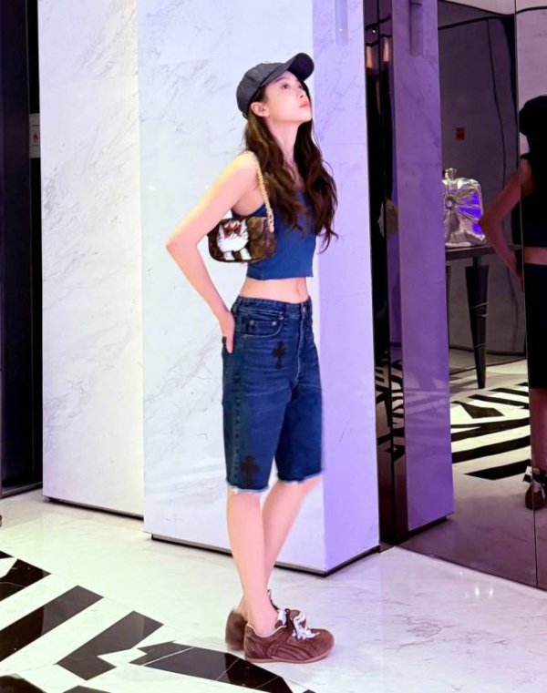 亚金配资 宋茜穿运动装身材纤细 双手比心表情灵动