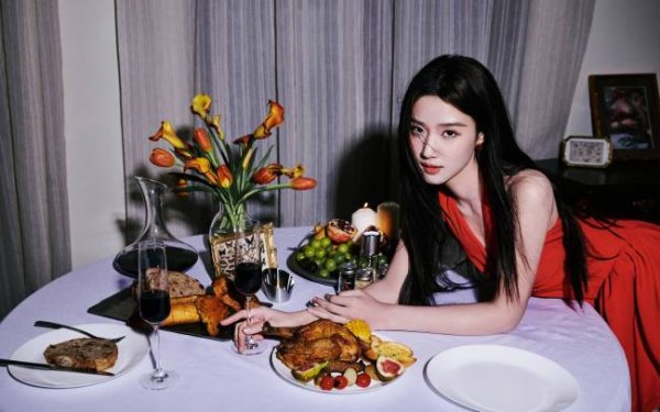 金控配资 卢昱晓穿挂脖红裙冷艳动人 和侯明昊同框CP感十足